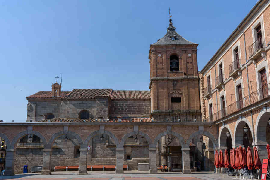 Ávila 016 - plaza del Mercado Chico y iglesia de San Juan.jpg